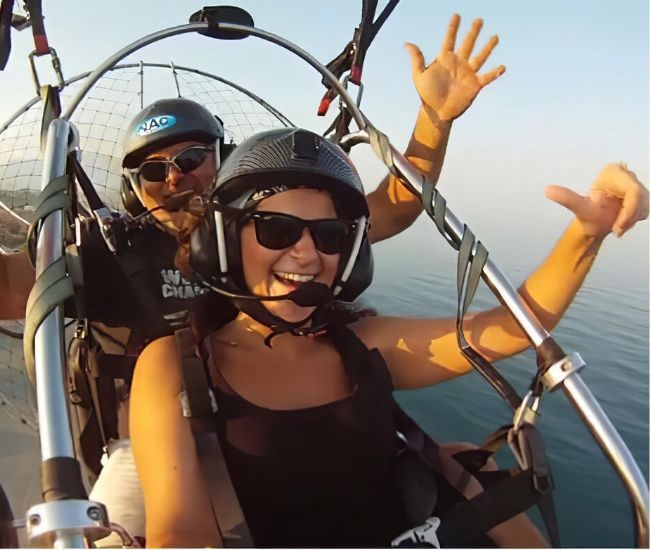 foto volando en paratrike saludando